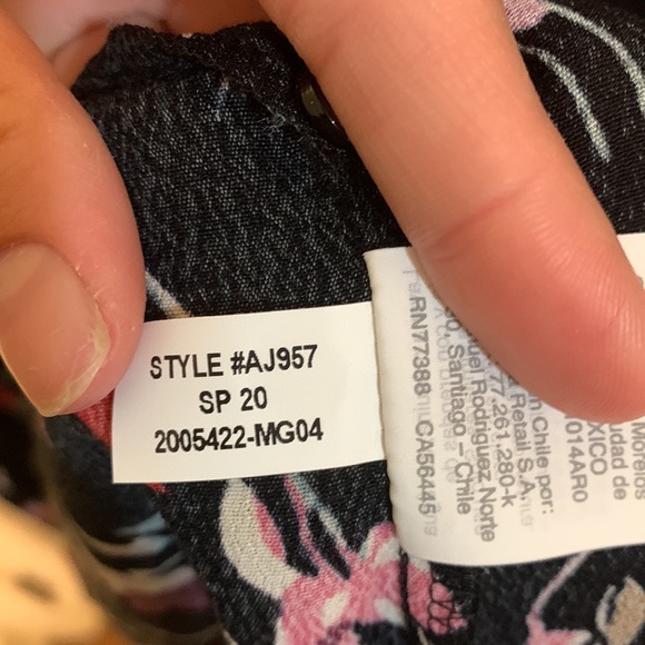 Madewell Drifting Flowers Rhyme Top V Neck in Tossed Floral True Black Sz S - Picture 8 of 10